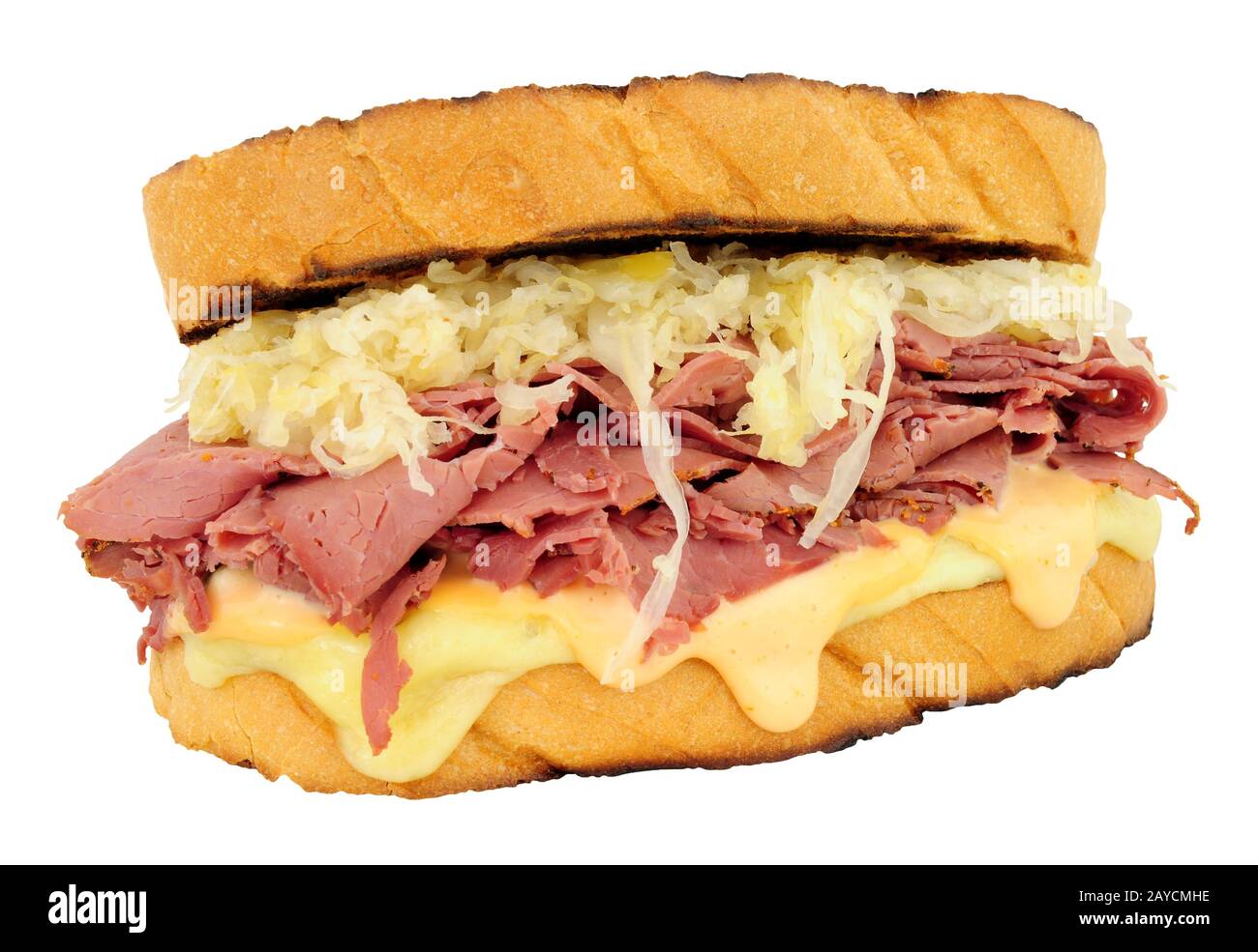 Sandwich im Pastrami-Reuben-Stil mit Sauerkraut und Schweizer Käse isoliert auf weißem Grund Stockfoto