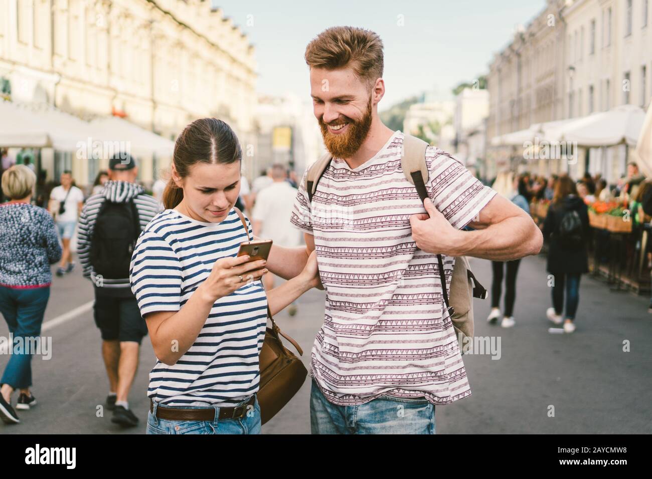 Paare Touristen beraten Stadt und Handy gps auf der Straße. Reisende. Paar, die den Standort auf dem Smartphone überprüfen. Techn Stockfoto