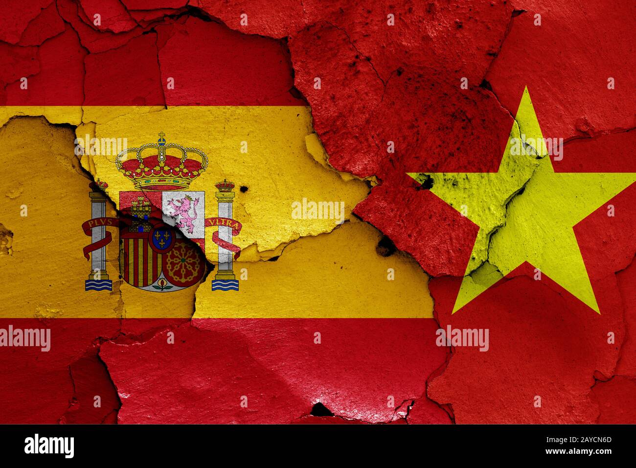 Flagge von Spanien und Vietnam malte auf Risse an der Wand Stockfoto