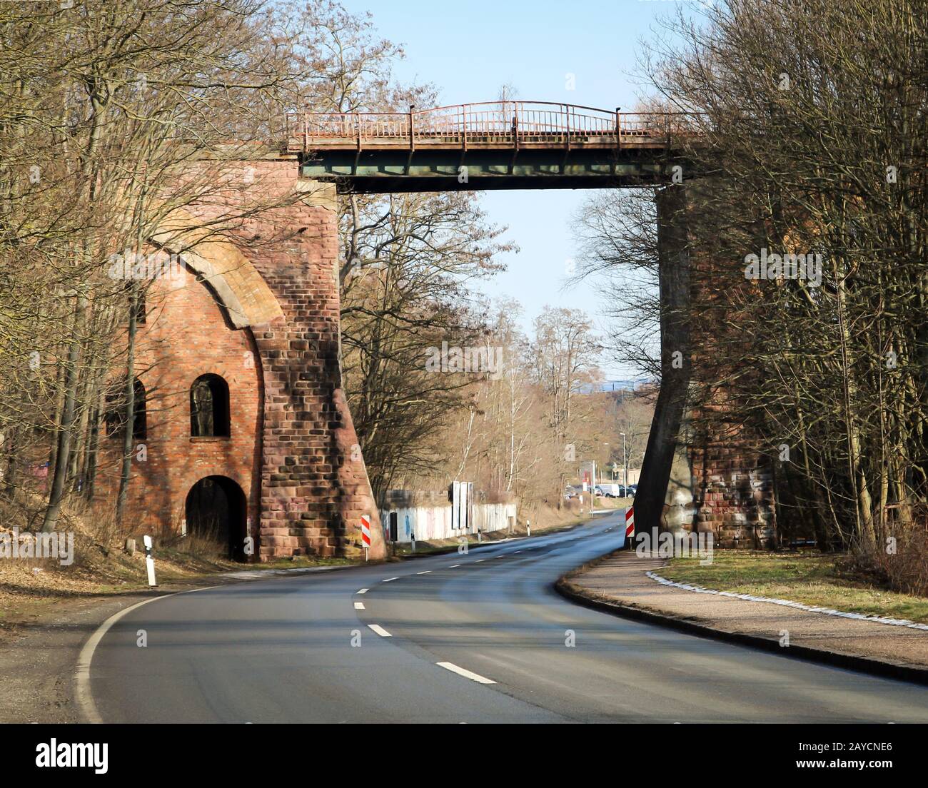 Eine alte ehemalige Eisenbahnbrücke über eine Straße Stockfoto