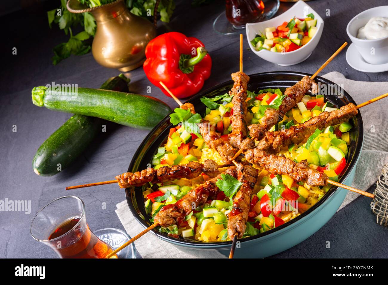 Lammkeule mit Curry-Reis und verschiedenen Gemüsen Stockfoto