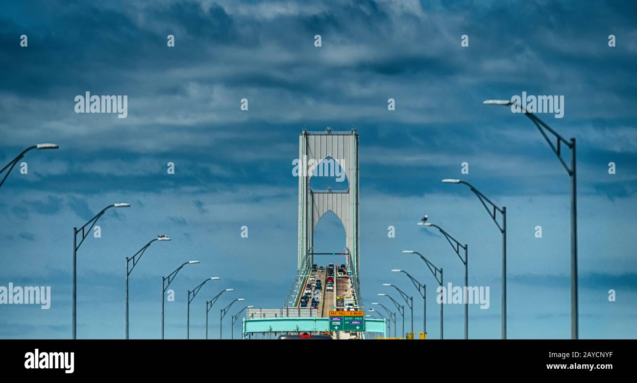 Fahren im Verkehr über newport Bridge Stockfoto