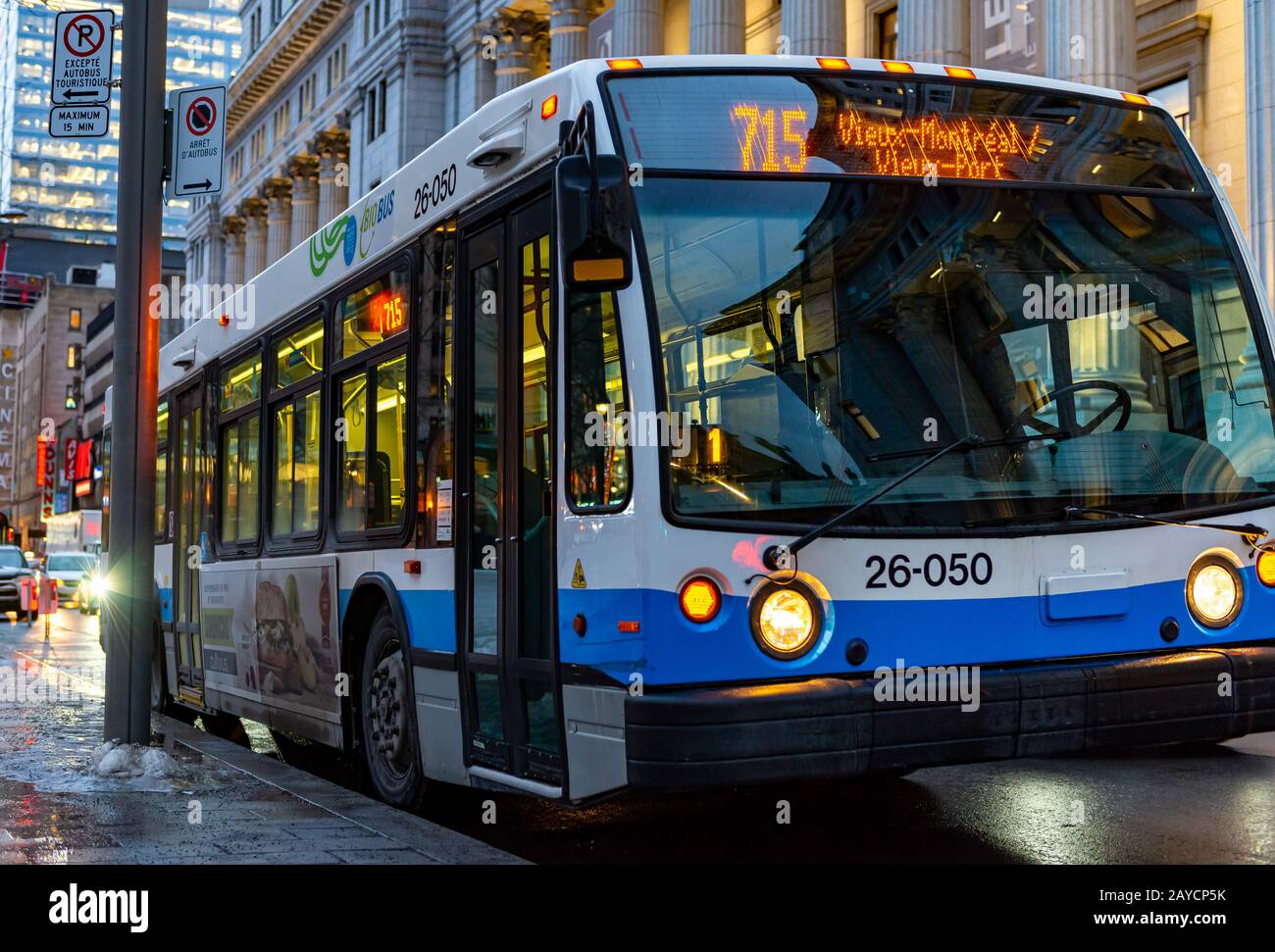 Montreal Quebec Kanada 3. Februar 2020: STM-Transitbus, der an der Seite der Straße nach Vieux Montreal geparkt ist Stockfoto