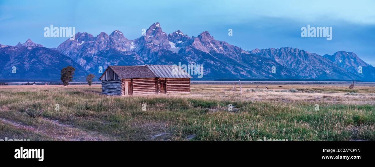 Grand Teton mit Blick auf die malerische Landschaft mit vergangener Scheune in Mormon Row Stockfoto