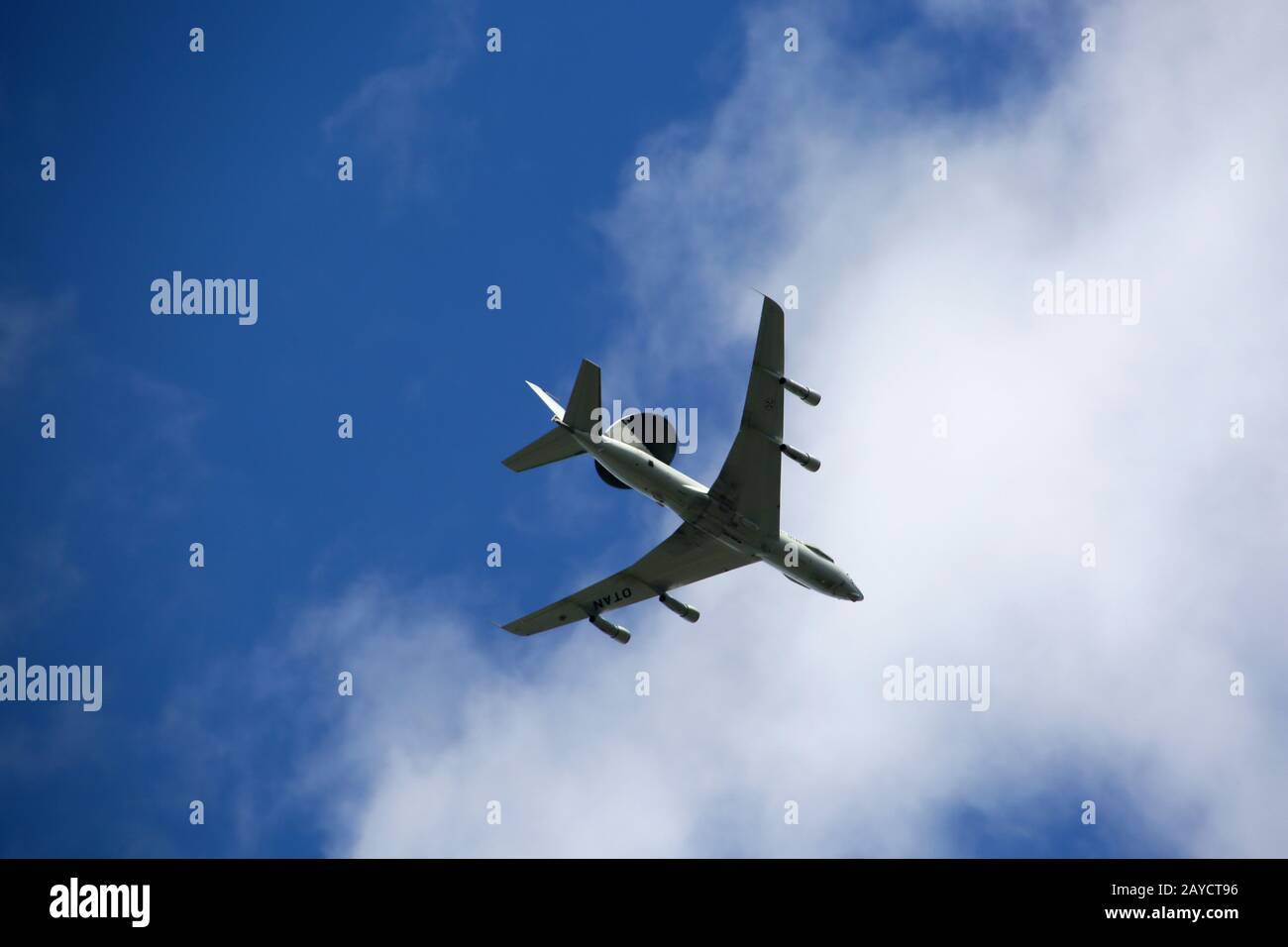NATO-Flugzeug mit AWACS (Airborne Early Warning and Control System) - Radarsystem Stockfoto
