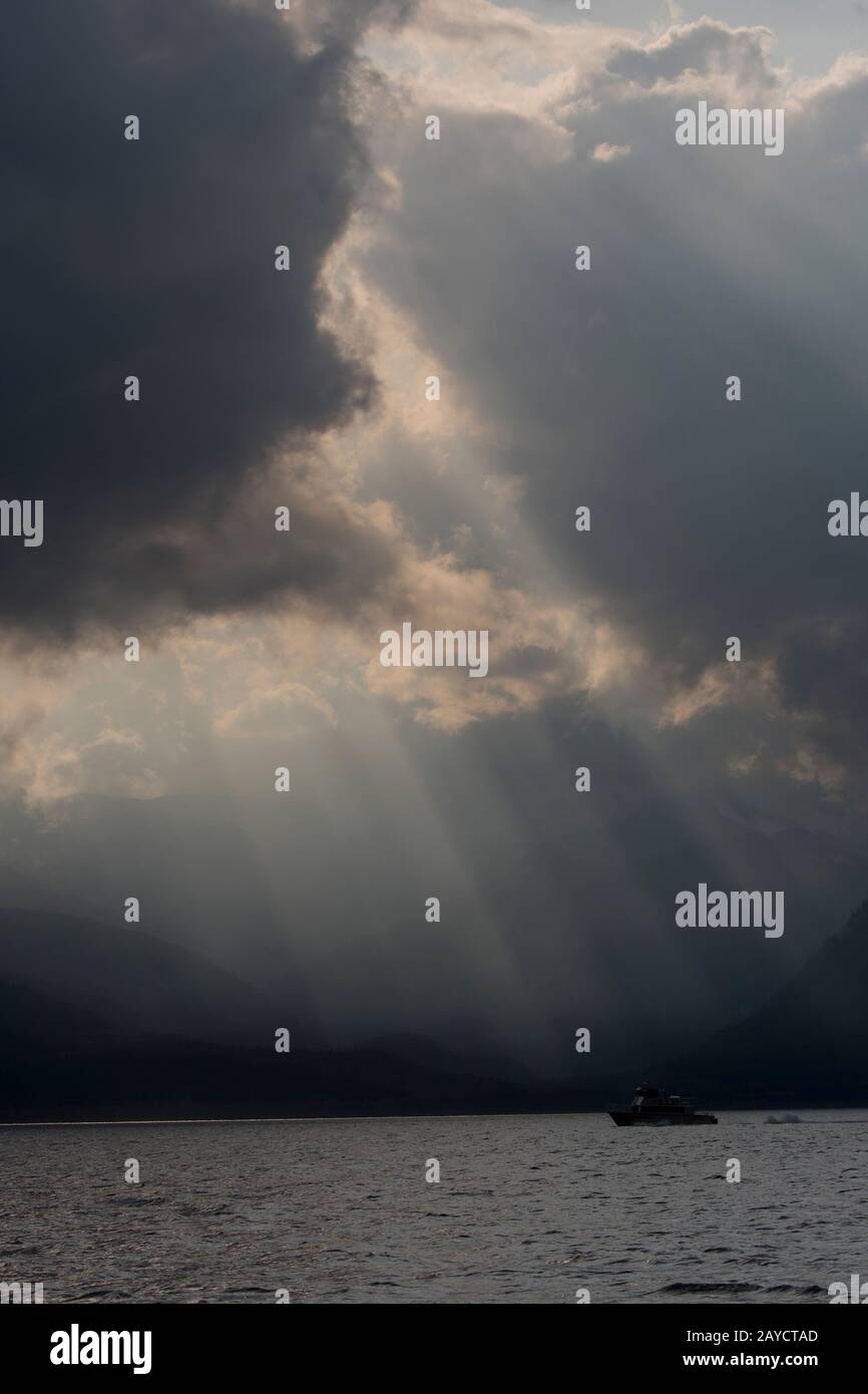 Ein Boot und dramatische Wolken und Himmel an der Nordspitze der 90 km langen Admiralty Island, die von Stephens Passage im Osten und Cha begrenzt wird Stockfoto