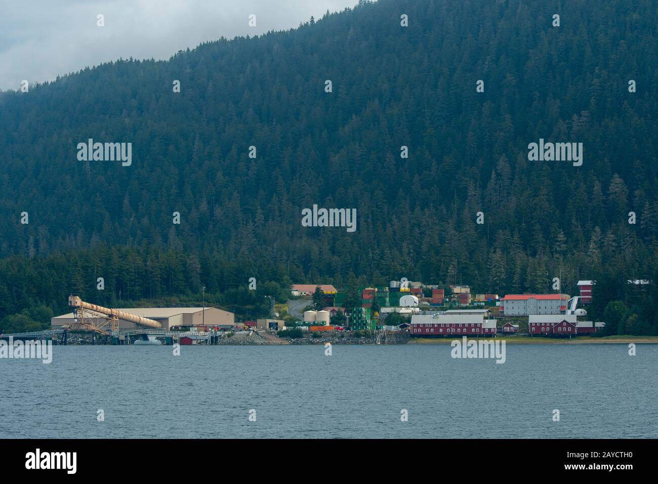 Blick auf die Greens Creek Mine im Hawk Inlet, abseits der Chatham Strait, Alaska, USA. Stockfoto