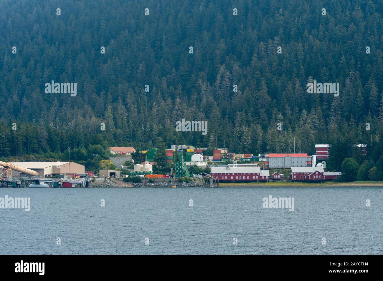 Blick auf die Greens Creek Mine im Hawk Inlet, abseits der Chatham Strait, Alaska, USA. Stockfoto
