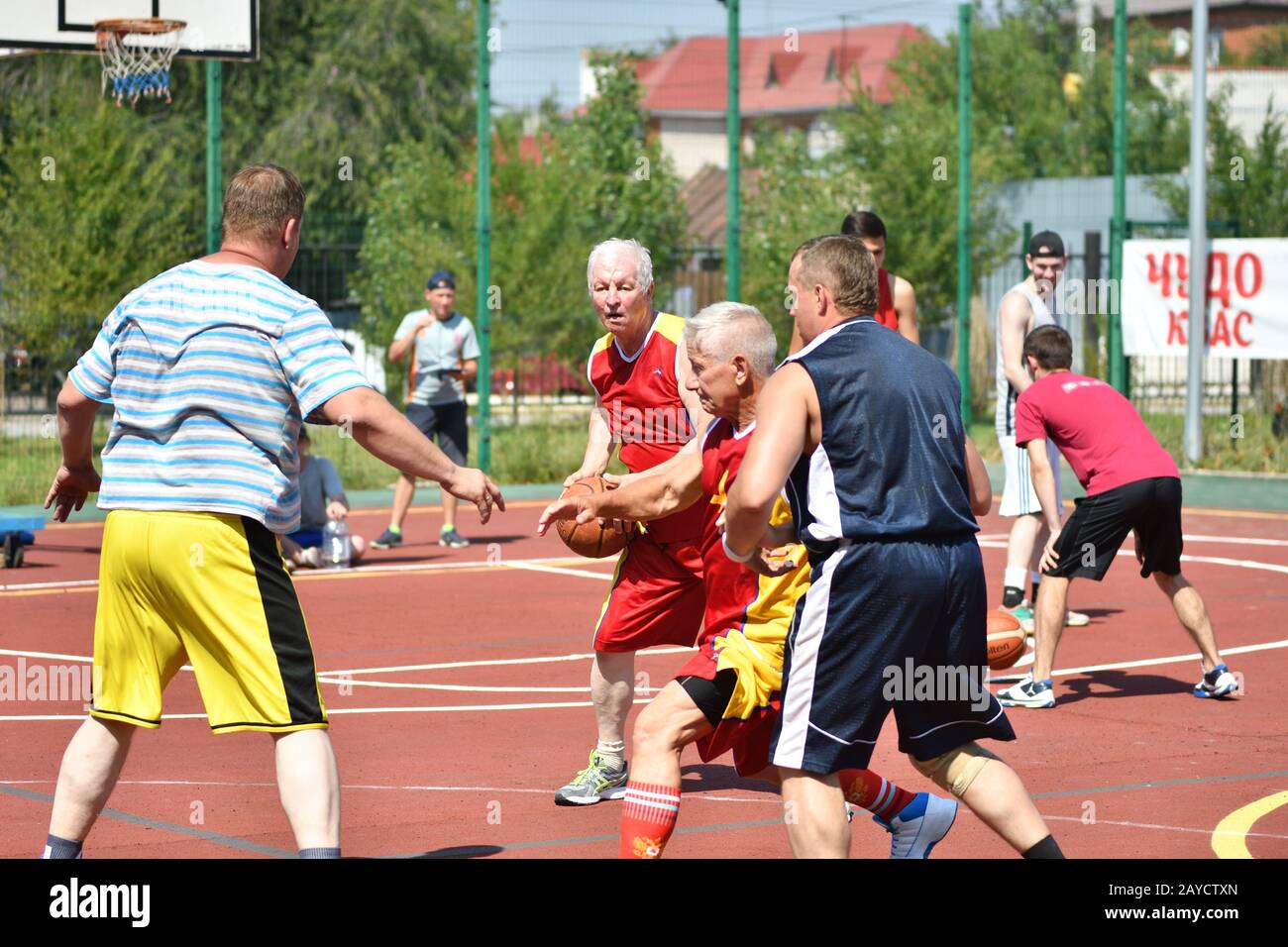 Orenburg, Russland - 30. Juli 2017 Jahr: Männer spielen Street-Basketball in der zweiten Runde des Sommers Stockfoto