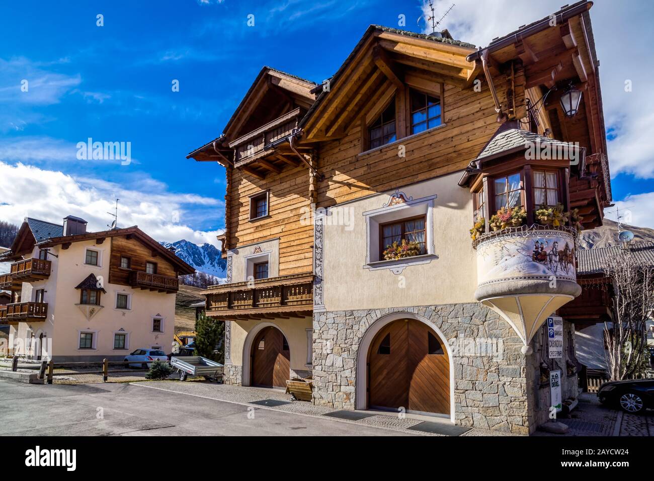 Traditionelles alpines Holzhaus im Dorf, Livigno, Italien, Alpen Stockfoto