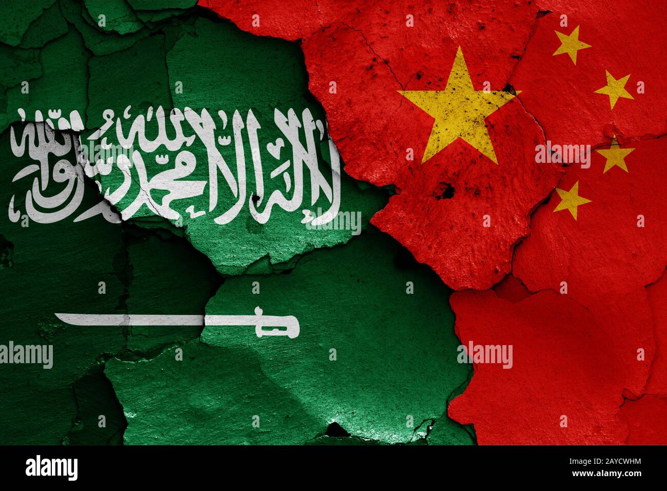 Flagge von Saudi-Arabien und China malte auf Risse an der Wand Stockfoto