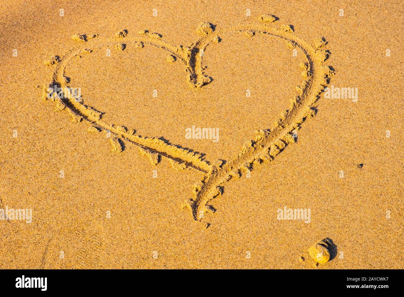 Herzen in den Sand gezeichnet. Strand Hintergrund. Ansicht von oben Stockfoto