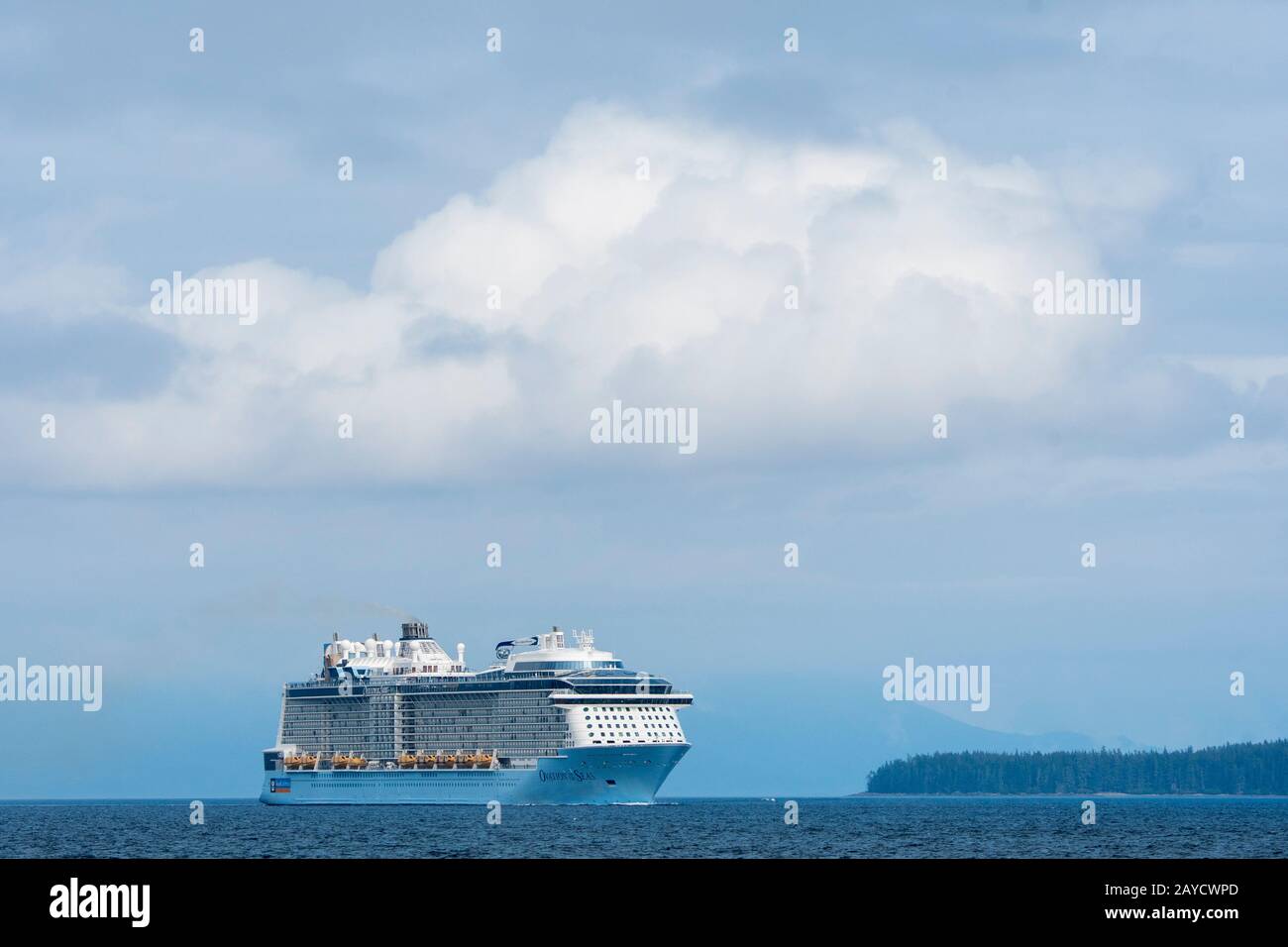 Die Ovation of the Seas ist ein Kreuzfahrtschiff der Quantum-Klasse im Besitz von Royal Caribbean International, hier Kreuzfahrt durch Stephens Passage, Southeast Alask Stockfoto