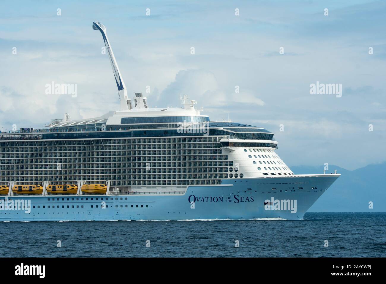 Die Ovation of the Seas ist ein Kreuzfahrtschiff der Quantum-Klasse im Besitz von Royal Caribbean International, hier Kreuzfahrt durch Stephens Passage, Southeast Alask Stockfoto