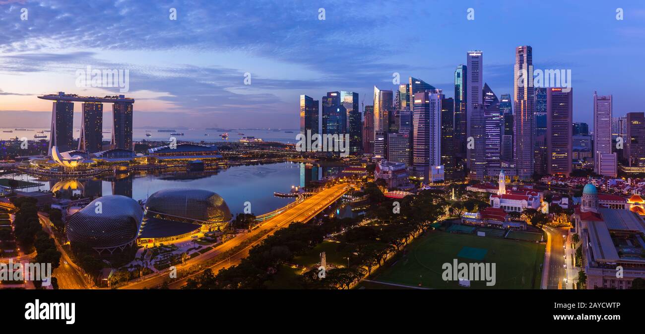 SINGAPUR - 16. APRIL: Skyline der Stadt Singapur und Marina Bay am 16. April 2016 in Singapur Stockfoto