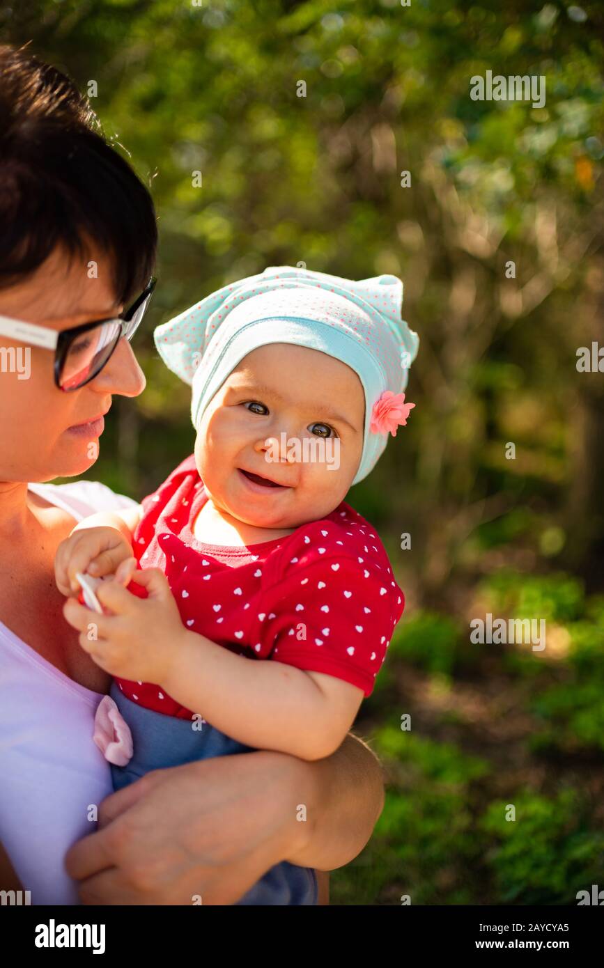 Ein Jahr alten Baby Mädchen halten, die von Mutter Natur Stockfoto