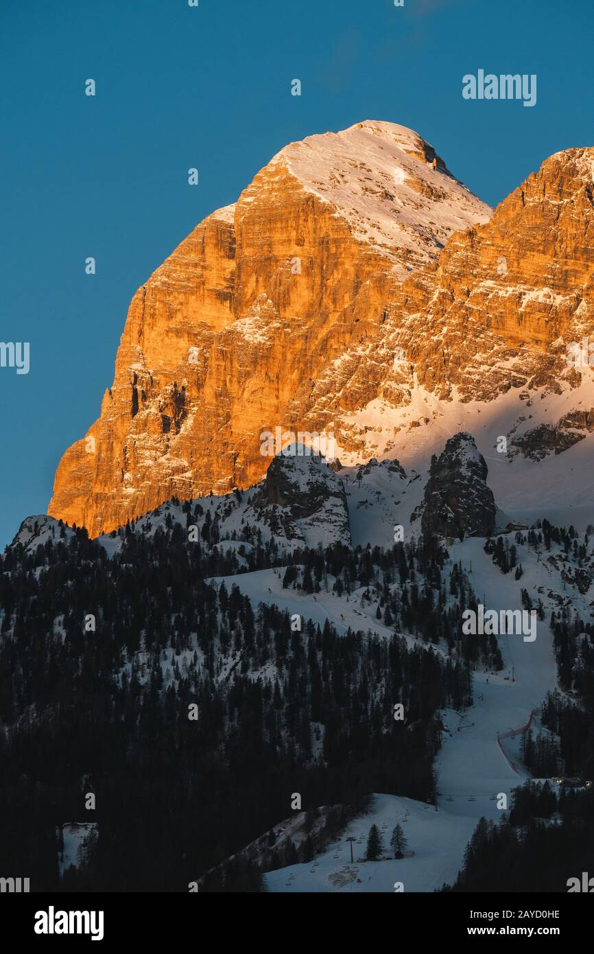 Tofana di Rozes oder Tofana i Peak in Cortina d'Ampezzo im Winter at Dawn, Schnee Bei Sonnenaufgang mit Morgenlicht und Skipisten Stockfoto