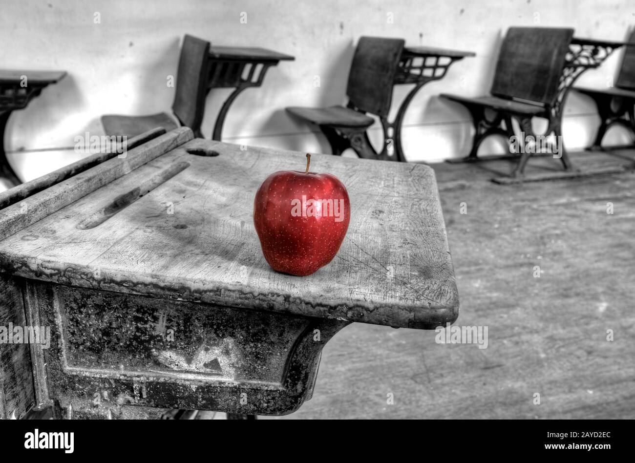 Verlassene Schule Haus roter apfel Stockfoto