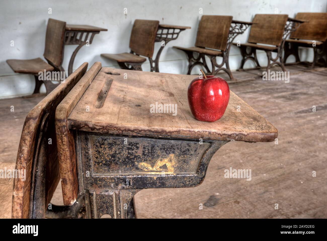 Verlassene Schule Haus roter apfel Stockfoto