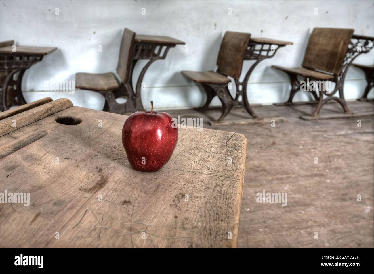 Verlassene Schule Haus roter apfel Stockfoto