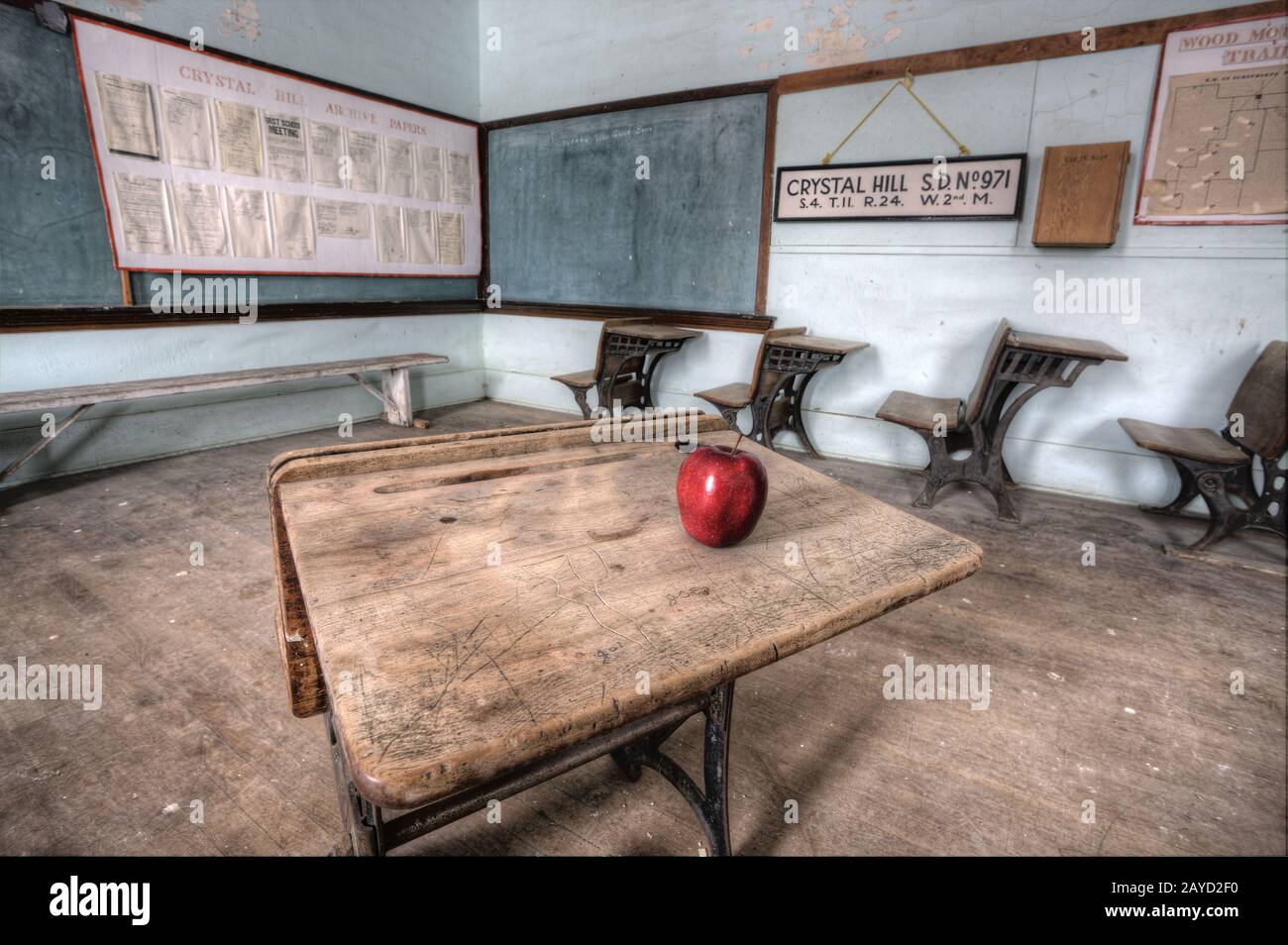 Verlassene Schule Haus roter apfel Stockfoto