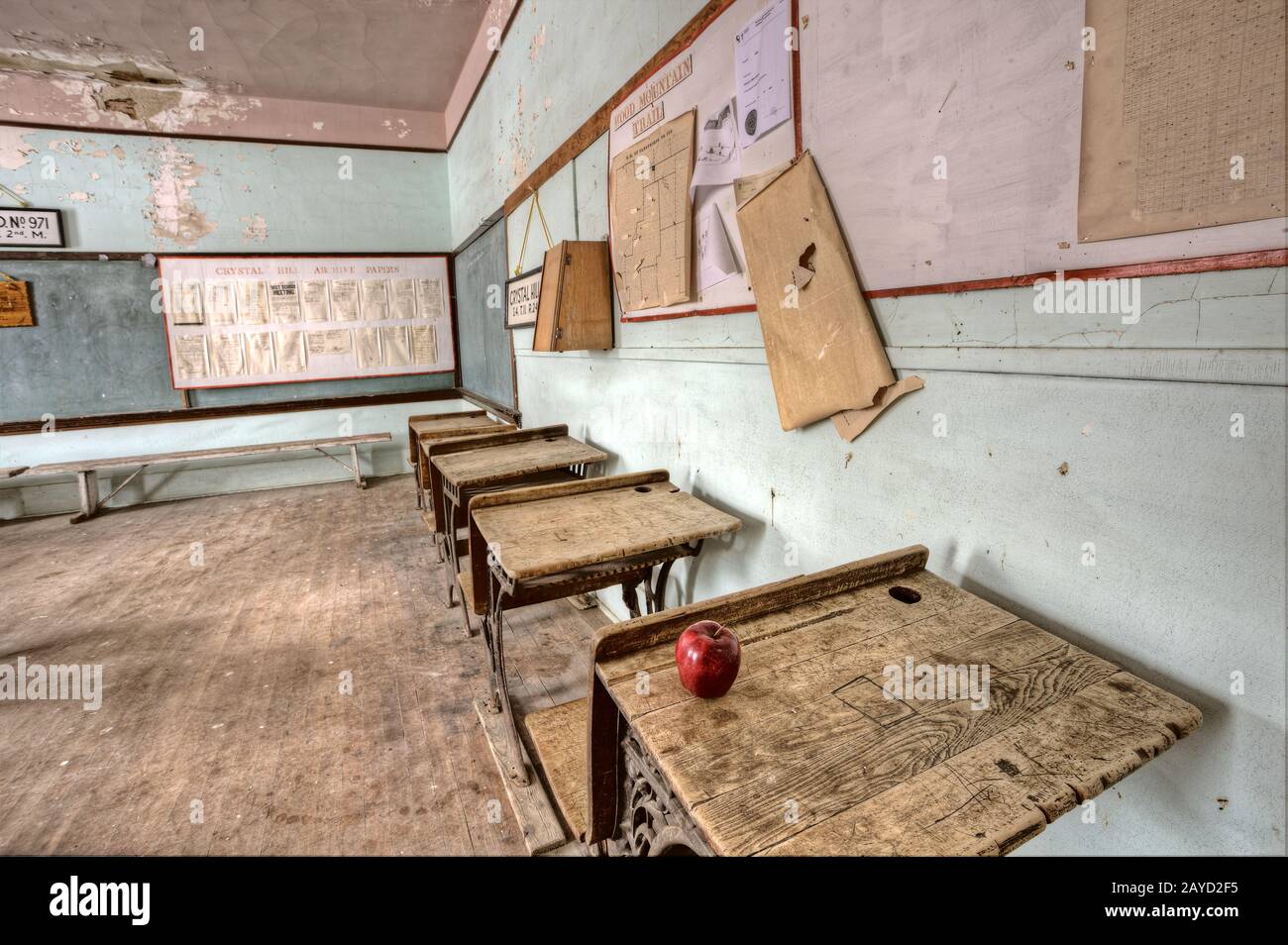 Verlassene Schule Haus roter apfel Stockfoto