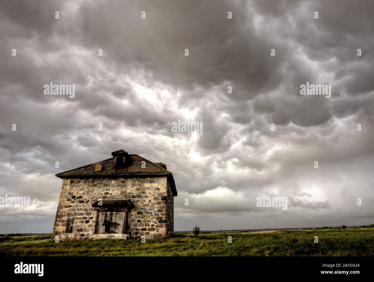 Storm Clouds Prairie Sky Steinhaus Stockfoto