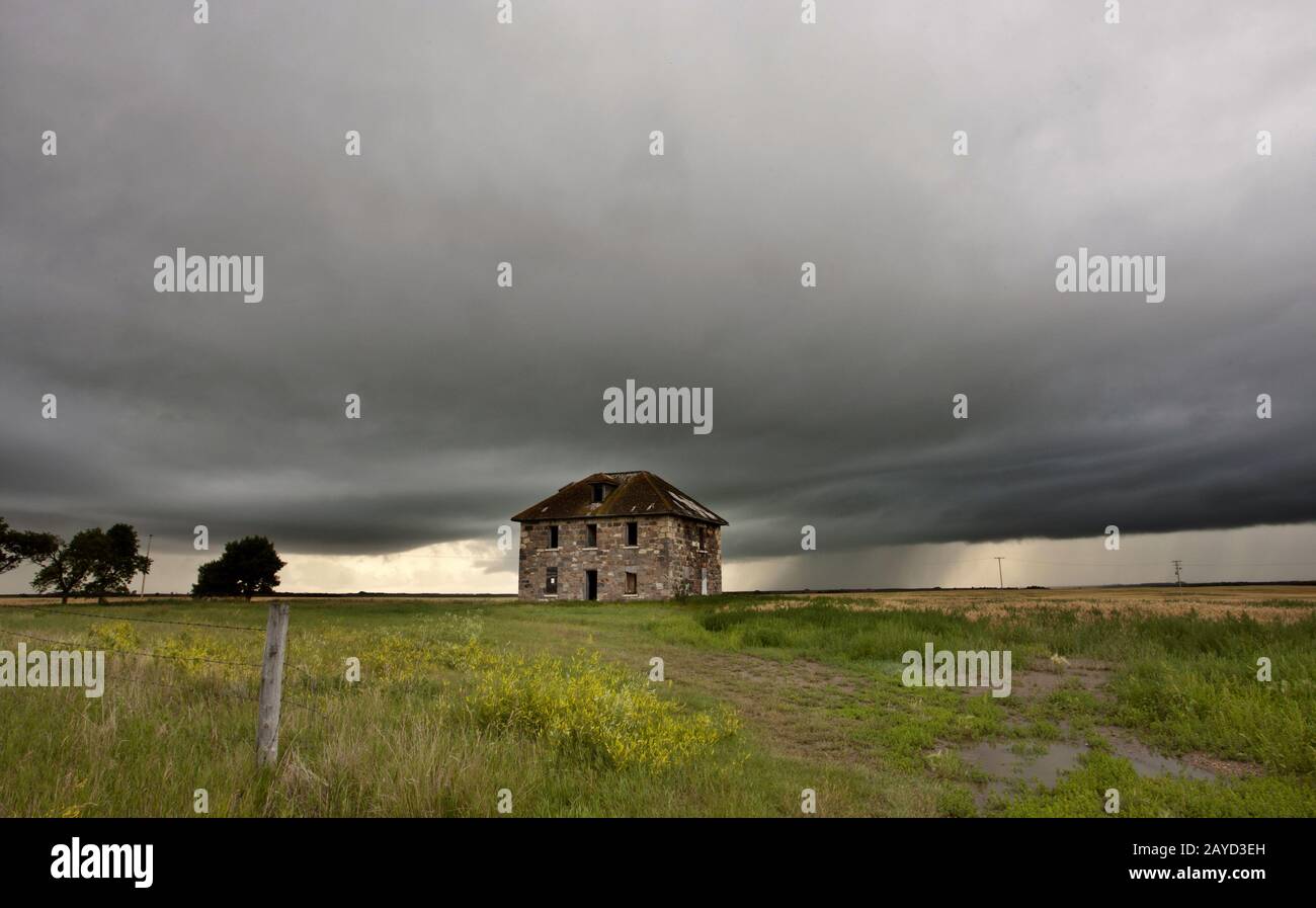 Storm Clouds Prairie Sky Steinhaus Stockfoto