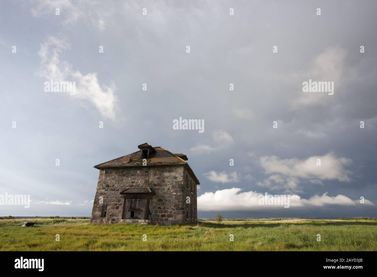 Storm Clouds Prairie Sky Steinhaus Stockfoto