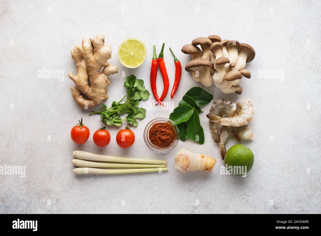 Set mit Hauptzutaten für Tom Yum - würzige thailändische Suppe. Flaches Lay. Stockfoto