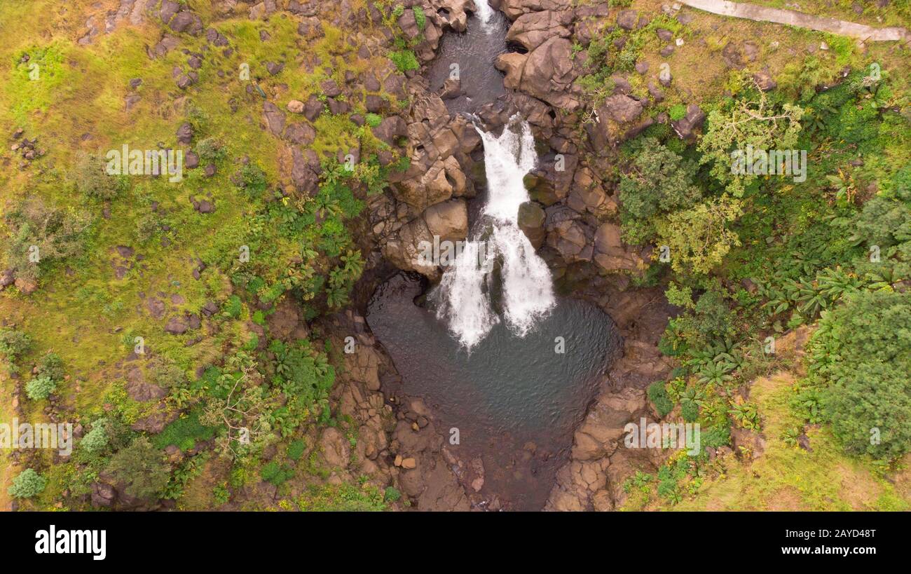 Luftaufnahme eines Kondhwal-Wasserfalls, Bhimashankar, Maharashtra, Indien Stockfoto