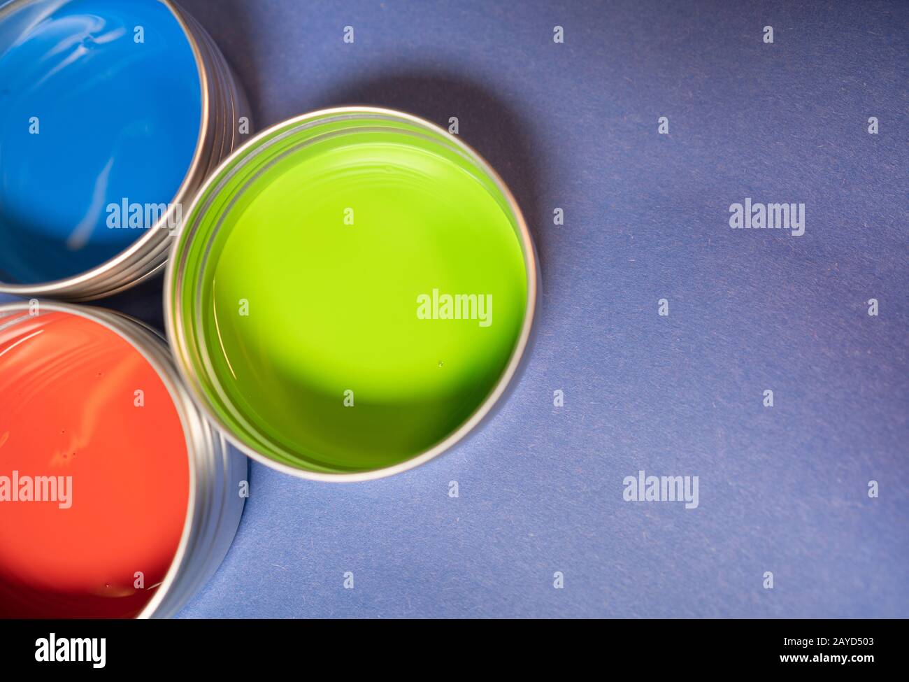 Grundfarben in Acrylfarbe in Metallzinnen Stillleben Kunst liefern Stockfoto