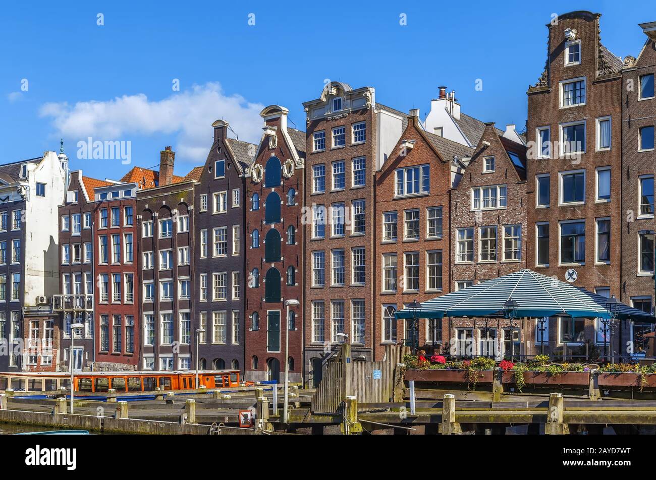 Die Tanzhäuser am Damrak, Amsterdam Stockfoto