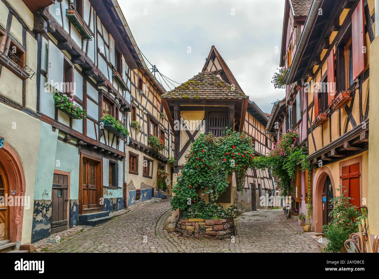 Straße in Eguisheim, Elsaß, Frankreich Stockfoto