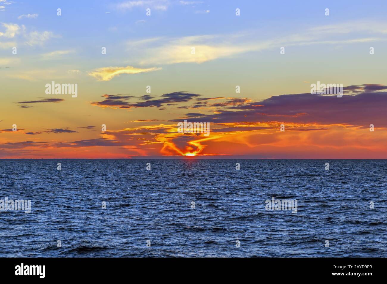 Sonnenuntergang am Ladogasee, Russland Stockfoto