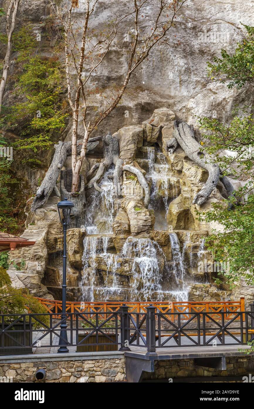 Künstlicher Wasserfall in Borjomi, Georgia Stockfoto