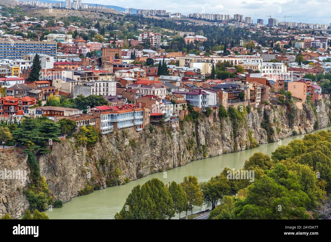Häuser auf einer Klippe über dem Fluss Kura, Tiflis, Georgien Stockfoto