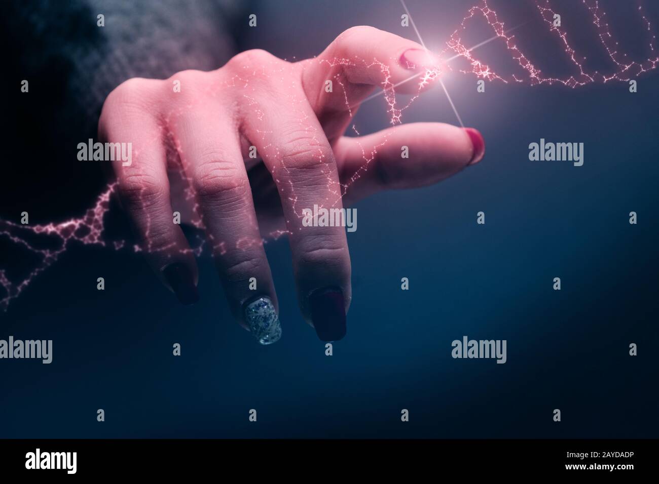 Nahaufnahme der Frau, Die Dna-Molekül Berührt. Gemischte Medien. Stockfoto