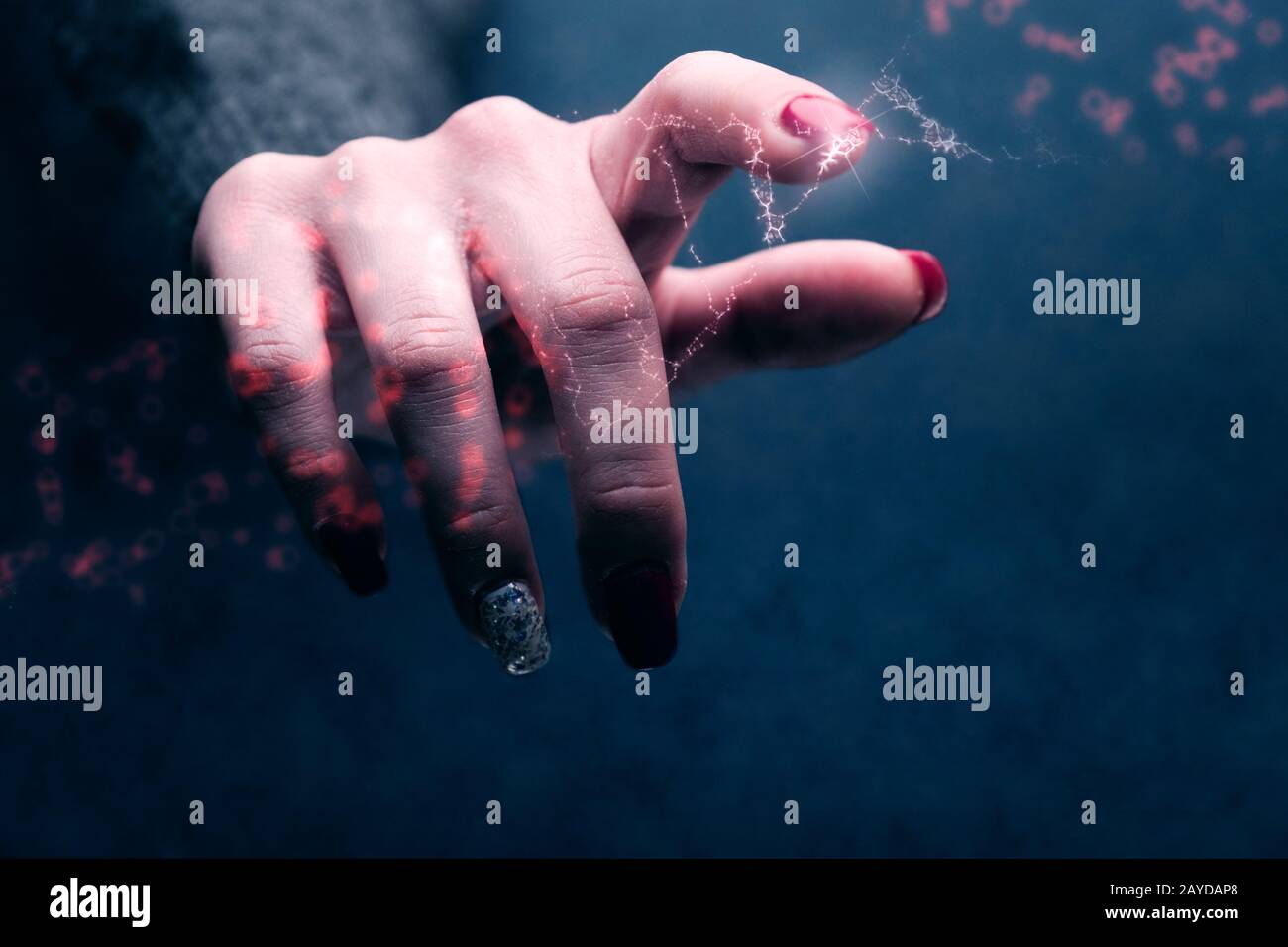 Nahaufnahme der Frau, Die Dna-Molekül Berührt. Gemischte Medien. Stockfoto