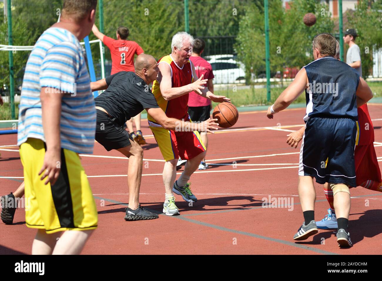 Orenburg, Russland - 30. Juli 2017 Jahr: Männer spielen Street-Basketball in der zweiten Runde des Sommers Stockfoto