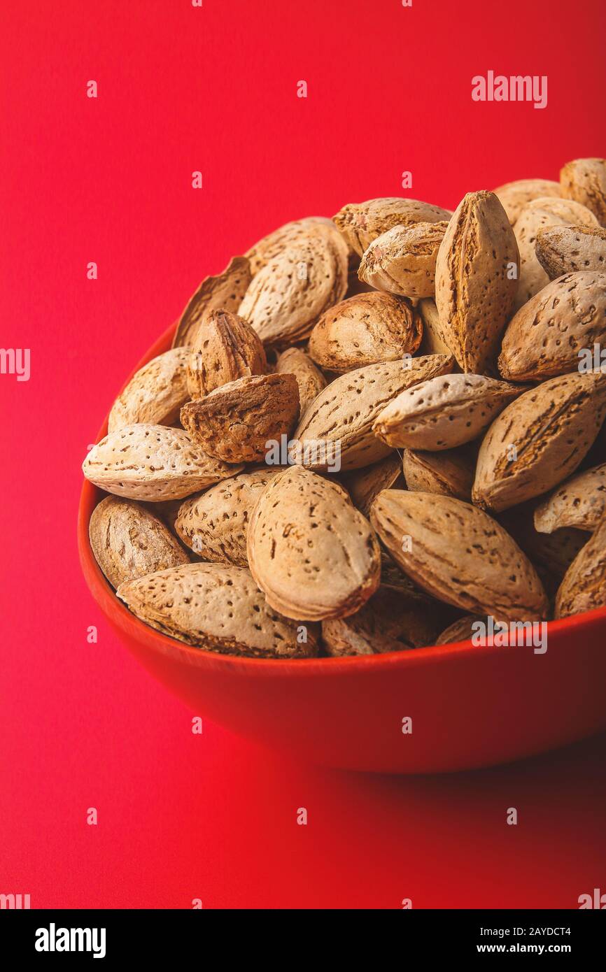 Gesunde Mandelnüsse in Schalen Stockfoto