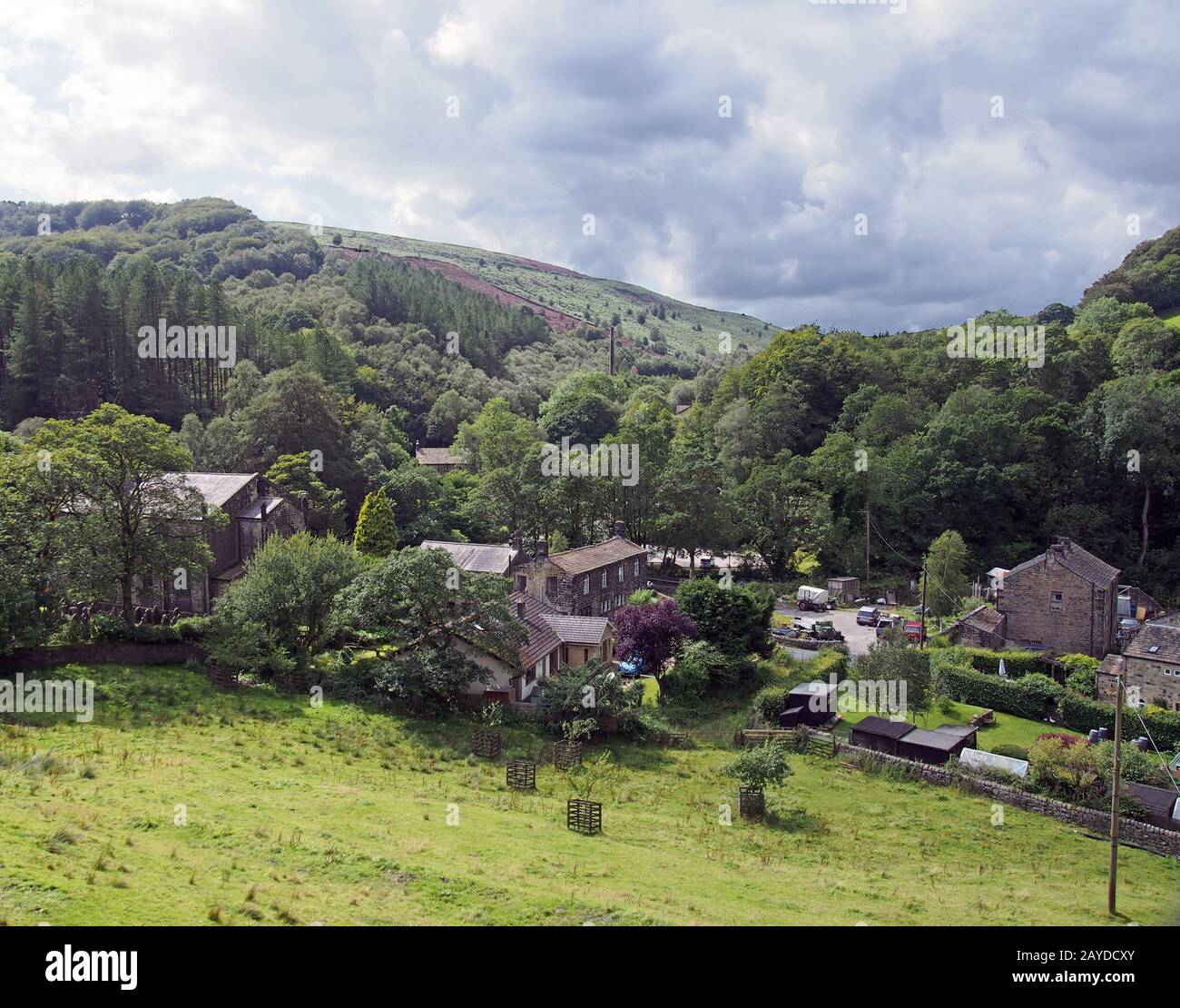 Das kleine Dorf cragg Vale im Westen yorkshire, umgeben von pennine Hügeln und Bäumen Stockfoto