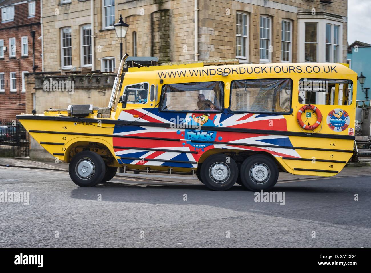 Windsor, Großbritannien - 10. Februar 2020: Die touristische Beschattung eines amphibischen Fahrzeugs in der Stadt Windsor, die von Winsor Duck Tours betrieben wird Stockfoto