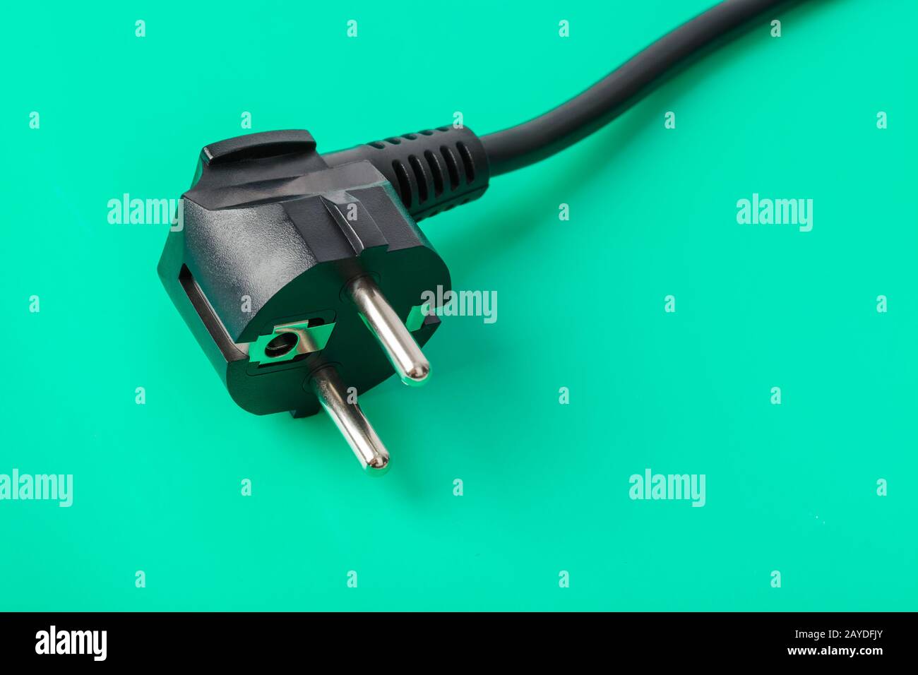 Die elektrischen Stecker auf grünem Hintergrund Stockfoto