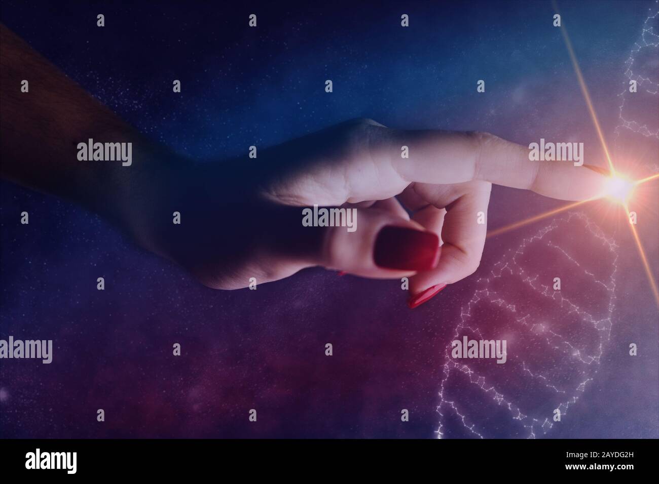 Nahaufnahme der Frau, Die Dna-Molekül berührt. Gemischte Medien. Stockfoto