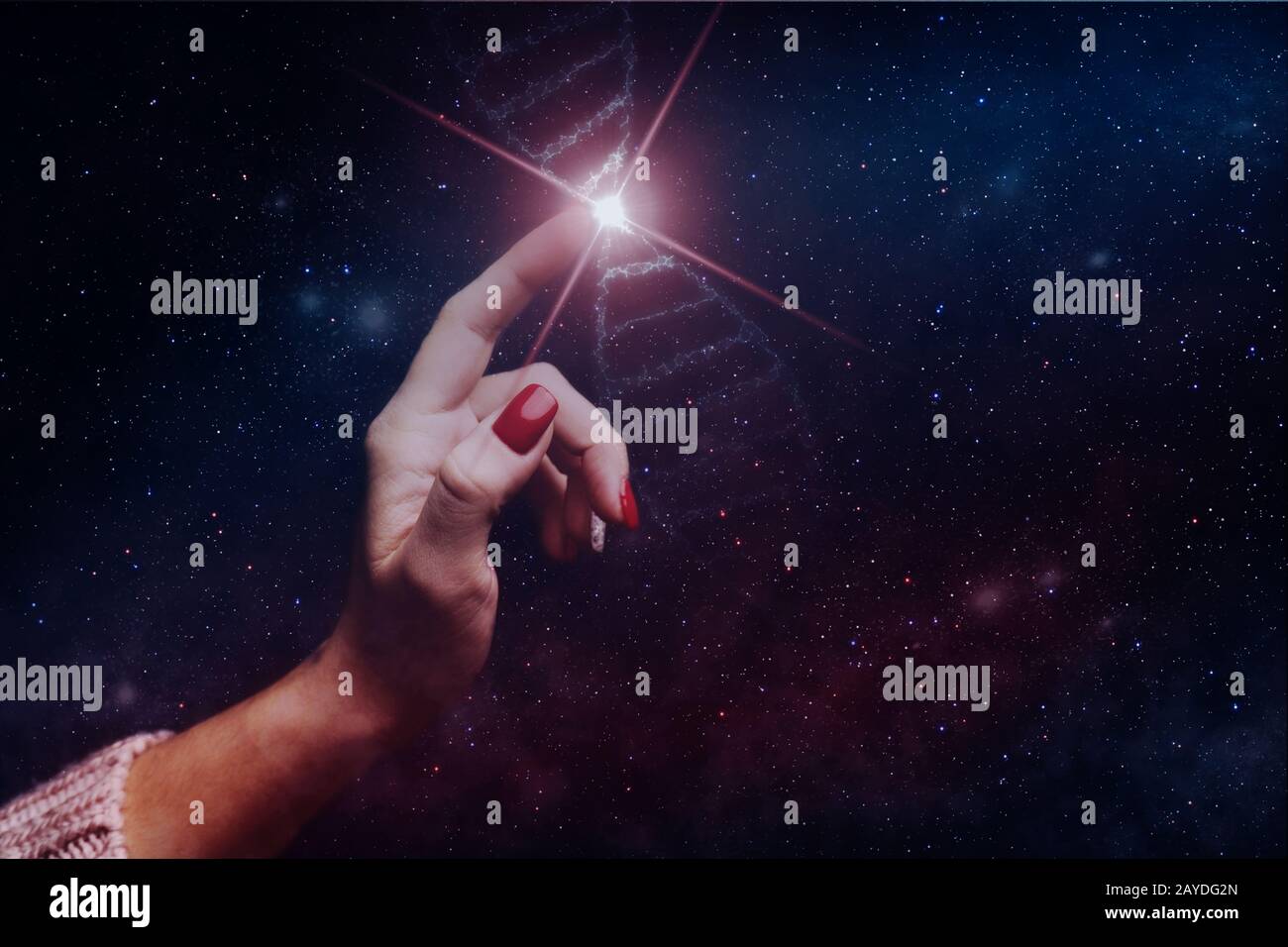 Nahaufnahme der Frau, Die Dna-Molekül berührt. Gemischte Medien. Stockfoto