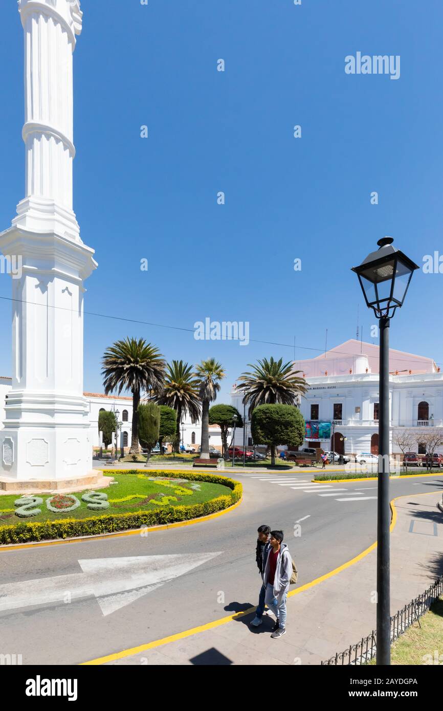 Sucre Bolivia Freedom Square Obelisk und großes Mariscal Theater Stockfoto