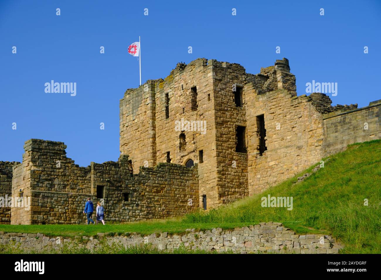 Ruinen des mittelalterlichen Tynemouth Priory and Castle, einer beliebten Besucherattraktion, an einem schönen Sommernachmittag. Stockfoto
