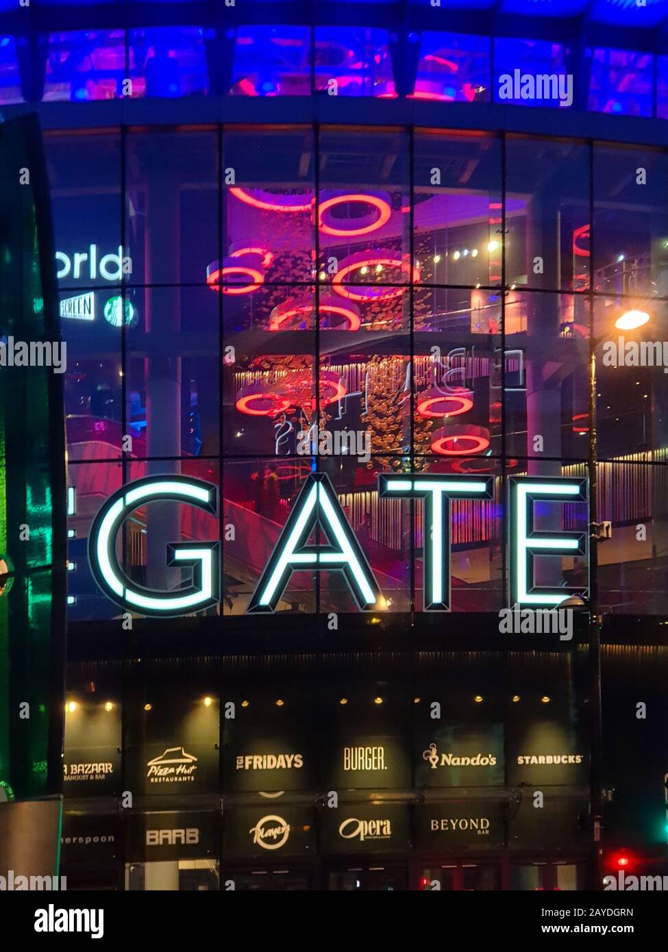 Abendeinfang mit dem beleuchteten Eingang zum Gate Entertainment Complex in Newcastle, Tyne und Wear. Stockfoto