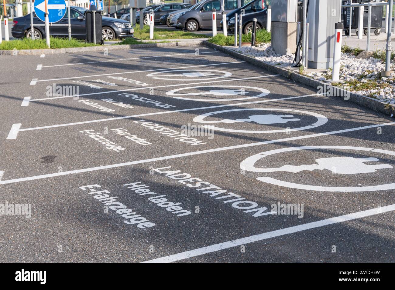 Parkplatz für Elektrofahrzeuge - Parkplatz für Elektroautos in der Nähe Stockfoto